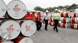 Direktur Pemasaran PT Pertamina Ahmad Bambang (ketiga kiri) meninjau di TSP Batakan, di Balikpapan, Senin (21/9/2015). Terminal ini untuk memperkuat distribusi pelumas Pertamina di Kalimantan Timur, Utara dan Selatan. (Liputn6.com/Yoppy Renato)