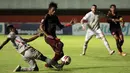 Bek PSM Makassar, Erwin Gutawa (kedua dari kiri) berusaha menghadang laju pemain Persija Jakarta, Ramdani Lestaluhu dalam laga leg pertama semifinal Piala Menpora 2021 di Stadion Maguwoharjo, Sleman, Kamis (15/4/2021). (Bola.com/Ikhwan Yanuar)