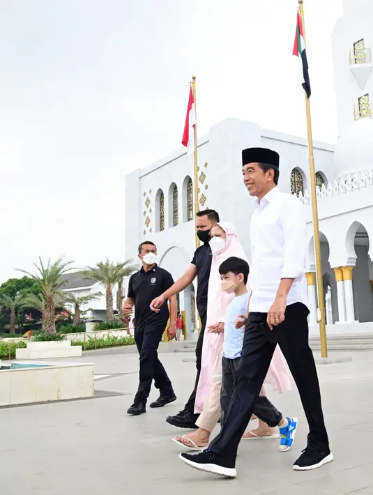Presiden Joko Widodo bersama Ibu Negara Iriana dan Jan Ethes Srinarendra mengunjungi Masjid Raya Sheikh Zayed Solo, Minggu (20/11/2022). Jokowi berkunjung  ke Masjid Raya Syekh Zayed dan melaksanakan shalat dhuha di ruang utama. (Foto: Muchlis Jr - Biro Pers Sekretariat Presiden)