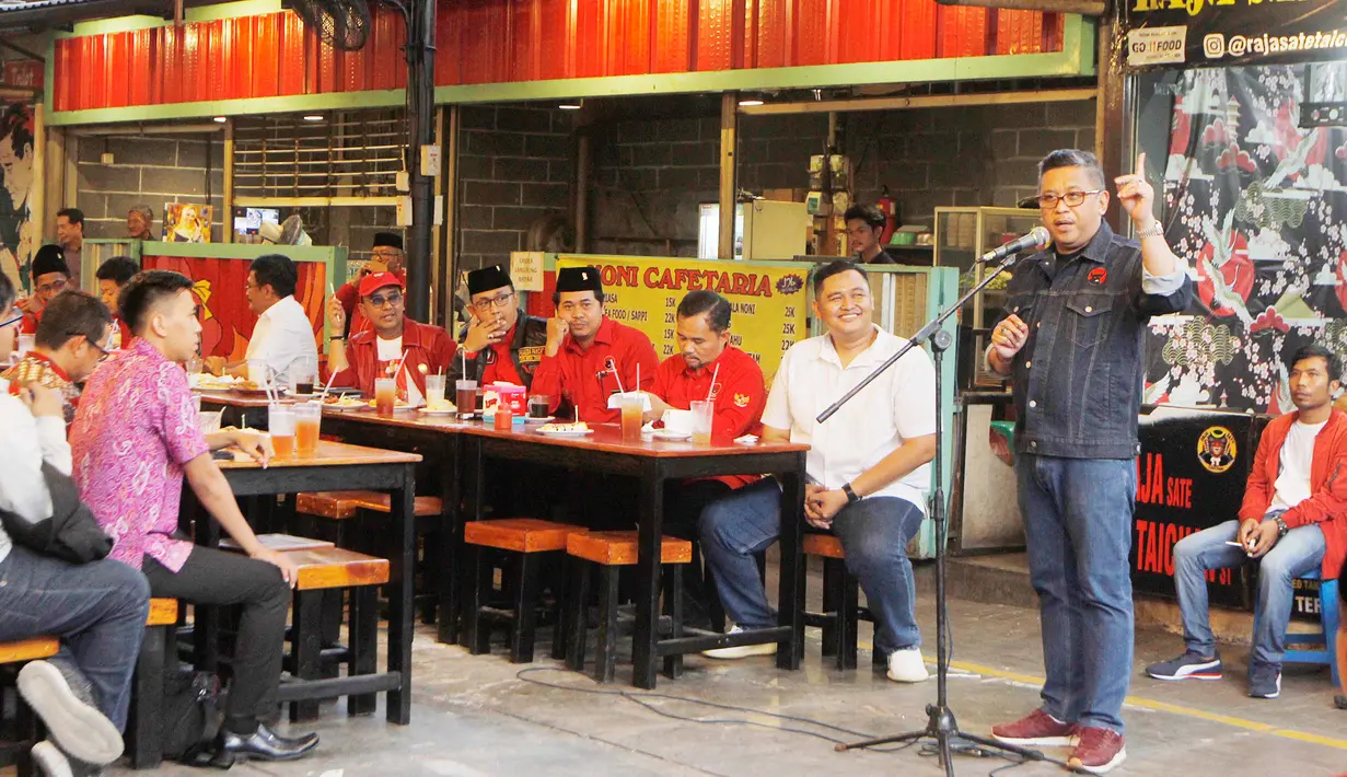 Sekretaris TKN Jokowi-Ma'ruf Amin, Hasto Kristiyanto menghadiri acara ngobrol santai dengan pemilih milenial dan organisasi kepemudaan di Tangerang, Banten, Jumat (21/12). Pertemuan bertujuan untuk menarik suara kaum milenial (Liputan6.com/HO/Dodi)