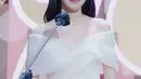Saat menjadi pembawa acara di Seoul International Drama Awards 2021 lalu, Eun Bin tampak menawan dengan dress off shoulder berwarna putih. Ia pun terlihat hanya menambahkan anting sebagai pelengkap penampilannya. (Liputan6.com/IG/@eunbining0904)