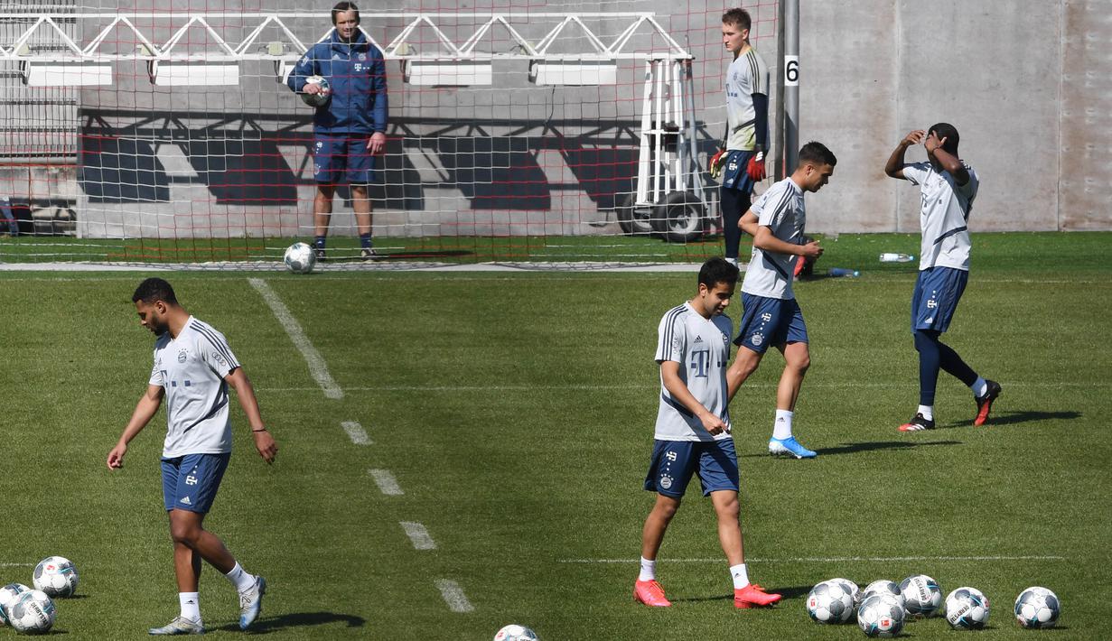 Para pemain Bayern Muenchen saat menggelar sesi latihan Senin (6/4/2020). Pemuncak klasemen sementara liga Jerman ini berlatih bersama untuk pertamakalinya sejak Bundesliga dihentikan pada 13 Maret karena virus corona. (AFP/Christof Stache)