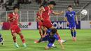 <p>Striker Timnas Indonesia U-20, Arkhan Kaka (atas) melepaskan tendangan yang berusaha diblok gelandang Uzbekistan U-20, Murodjon Komilov pada laga uji coba internasional di Stadion Madya, Senayan, Jakarta, Selasa (30/1/2024). (Bola.com/M Iqbal Ichsan)</p>