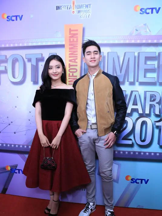 Yang terbaru, keduanya terlihat kompak dan akrab layaknya sepasang kekasih. Verrel menemani Natasha menghadiri ajang penghargaan Infotainment Awards 2017. Lantas seperti apa hubungannya?. (Adrian Putra/Bintang.com)