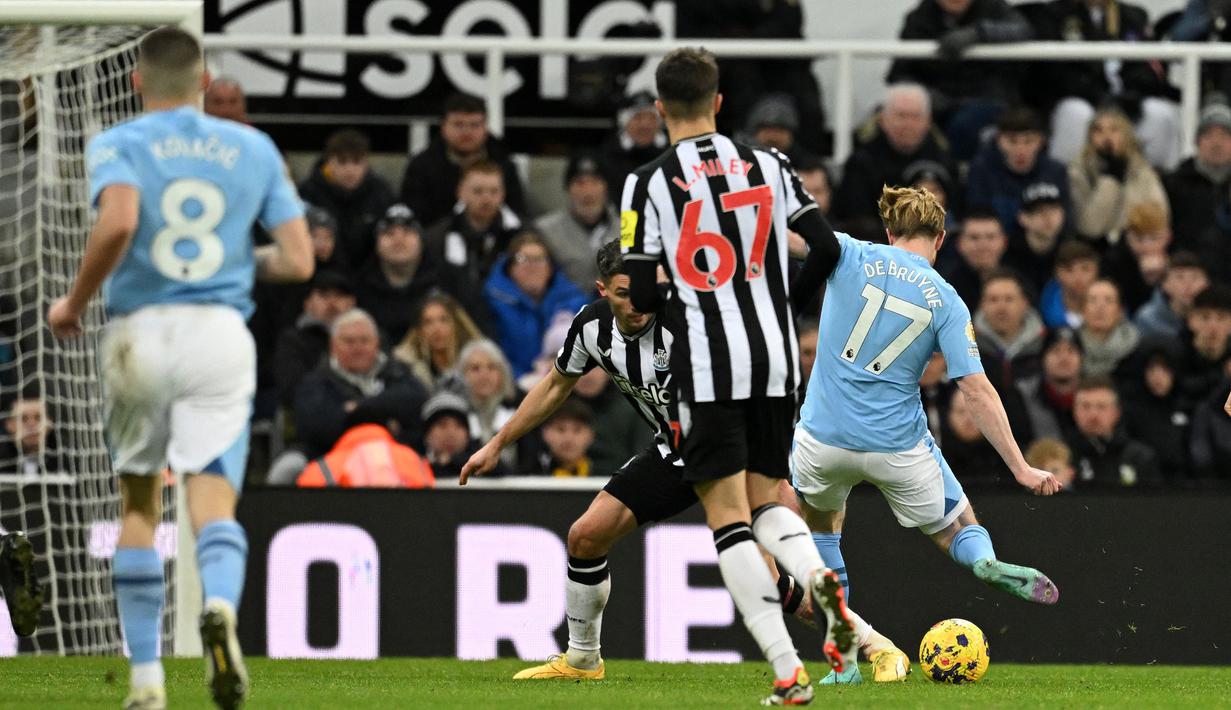 Pemain Manchester City, Kevin De Bruyne (kanan) mencetak gol penyeimbang 2-2 ke gawang Newcastle United pada laga lanjutan Liga Inggris 2023/2024 di St James' Park, Newcastle, Inggris, Minggu (14/01/2024) dini hari WIB. (AFP/Oli Scarff)