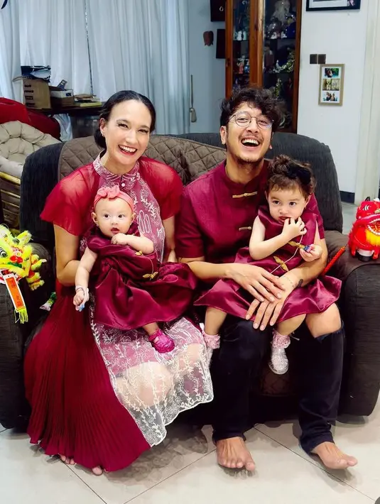 Nadine Chandrawinata juga merayakan Imlek bersama keluarganya. Nadine mengenakan dress merah dengan aksen bordiran di depan dan Dimas anggara mengenakan baju khas Fionghoandengan kancing shanghainya. [@nadinelist]