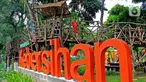 Anak-anak menikmati fasilitas Rumah Pohon di Taman Kebersihan 3, Cengkareng Barat, Jakarta, Rabu (22/1/2020). Taman Kebersihan 3 dilengkapi Rumah Pohon yang memanfaatkan hasil pemangkasan pohon dan tidak menggunakan APBD. (merdeka.com/Magang/Muhammad Fayyadh)