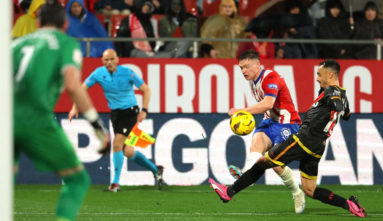 Pemain Girona, Viktor Tsyhankov berusaha mencetak gol ke gawang Rayo Vallecano pada laga lanjutan Liga Spanyol 2023/2024 di Montilivi Stadium, Girona, Spanyol, Selasa (27/02/2024). (AFP/Lluis Gene)