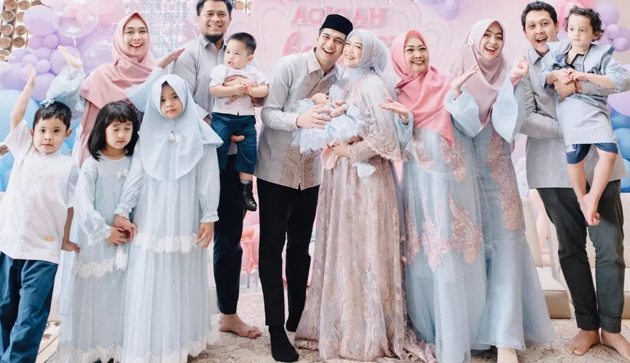Kebersamaan keluarga besar Ria Ricis dan Teuku Ryan. Mereka berkumpul dengan penuh suka cita. (Foto: Instagram dr.shindyputri_)