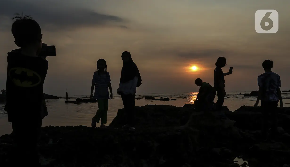 Wisatawan bermain di kawasan Pantai Anyer, Banten, Sabtu (5/9/2020). Pantai Anyer yang menjadi objek wisata favorit warga Jawa Barat serta Jakarta dan sekitarnya kini tampak sepi akibat pandemi COVID-19. (Liputan6.com/Johan Tallo)