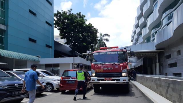 Mobil pemadam kebakaran terlihat di RSCM Jakarta bantu ruangan yang masih tergenang.