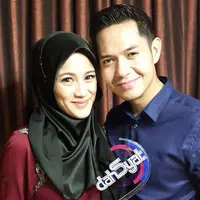Dude Harlino dan Alyssa Soebandono mendapatkan penghargaan sebagai Moment Terdahsyat pada acara Dahsyatnya Awards ke-7.