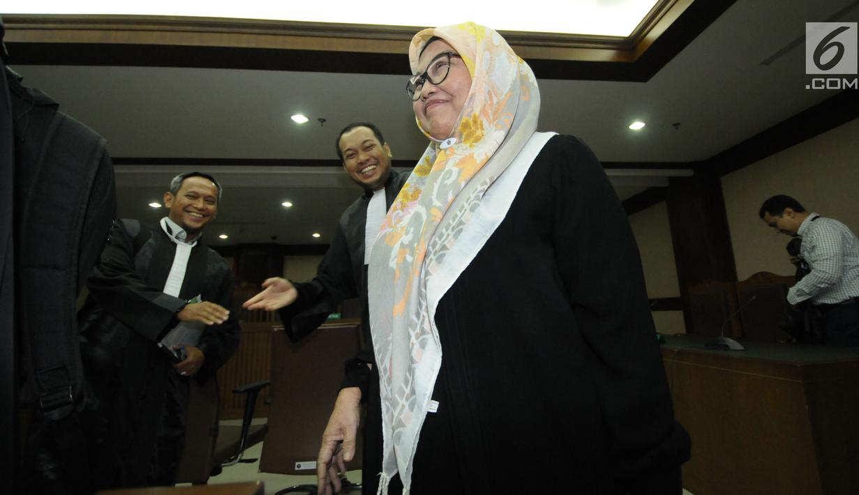 Mantan Menkes, Siti Fadilah Supari usai menjalani sidang perdana PK di Pengadilan Tipikor, Jakarta, Kamis (31/5). Sebelumnya, Siti dinyatakan terbukti menyalahgunakan wewenang pengadaan alat kesehatan (alkes). (Liputan6.com/Helmi Fithriansyah)