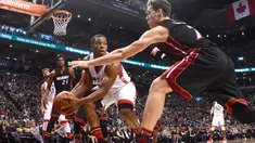 Pemain Toronto Raptors, Kyle Lowry #7 mencoba melewati hadangan pemain Miami Heat, Goran Dragic (kanan) pada laga NBA di Air Canada Centre, (4/11/2016). Raptors menang 96-87. (Reuters/Dan Hamilton-USA TODAY Sports)