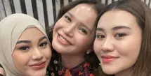 Begitu pun dengan Aaliyah Massaid yang hadir dengan gamis hitam. Ia mengaplikasikan makeup natural tidak berlebih hanya memoles lipstik coral di bibirnya. [@aaliyah.massaid]