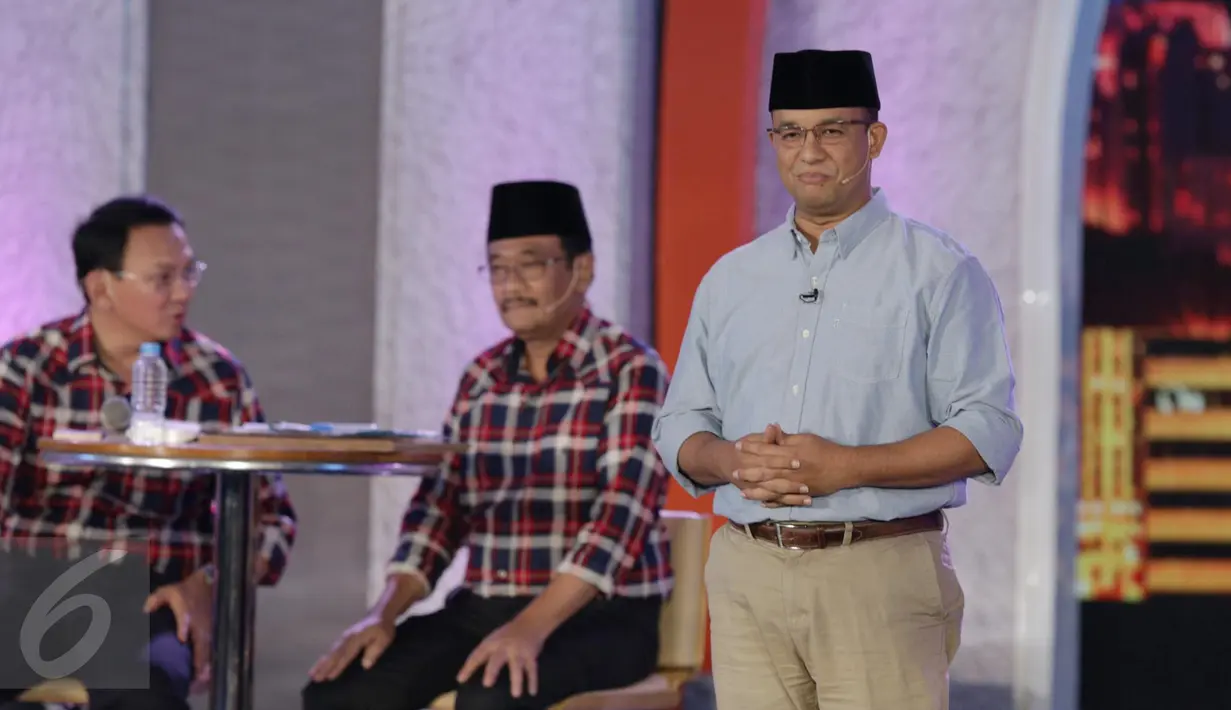 Calon Gubernur DKI Jakarta no 3, Anies Baswedan menjawab pertanyaan saat debat terakhir Pilgub DKI Jakarta 2017 di Hotel Bidakara, Jakarta, Rabu (12/4). Pada debat terakhir ini mengangkat tema 'Dari Masyarakat untuk Jakarta'. (Liputan6.com/Faizal Fanani)