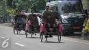 Sejumlah Tamu undangan menaiki becak menghadiri resepsi pernikahan Selvi Ananda dan Gibran di Gedung Graha Saba Buana, Solo, Jawa Tengah, Kamis (11/6/2015). Sebanyak 200 becak disediakan untuk mengantar tamu undangan. (Liputan6.com/Faizal Fanani)