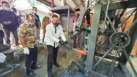 CEO PTPN V Jatmiko Santosa bersama Bupati Kampar Catur Sugeng mencoba menempa besi di Rumbio Jaya Steel. (Liputan6.com/M Syukur)