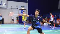 Tunggal putra Indonesia&nbsp;Anthony Sinisuka Ginting berlatih di Sheikh Rashid Bin Hamdan Indoor Hall, Al Nasr Club, Minggu (23/4/2023) siang, jelang bergulirnya turnamen Badminton Asia Championships 2023. (fot: PBSI)