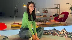Tampil dengan sweater hijau dan dipadukan celana jeans, gaya santau Yoona SNSD ini terbilang cukup simpel. Bahkan, dirinya juga memilih memakai makeup sederhana dan rambut yang dibiarkan tergerai. (Liputan6.com/IG/@yoona__lim)