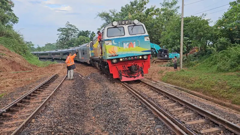 Sejumlah perjalanan dari KA Jakarta-Bandung (PP) yang melintas di wilayah Ciganea-Sukatani sudah  bisa melintas dengan kecepatan terbatas setelah PT KAI (Persero) berhasil memperbaiki jalur rel yang sebelumnya tertimbun longsor. (Dok KAI)