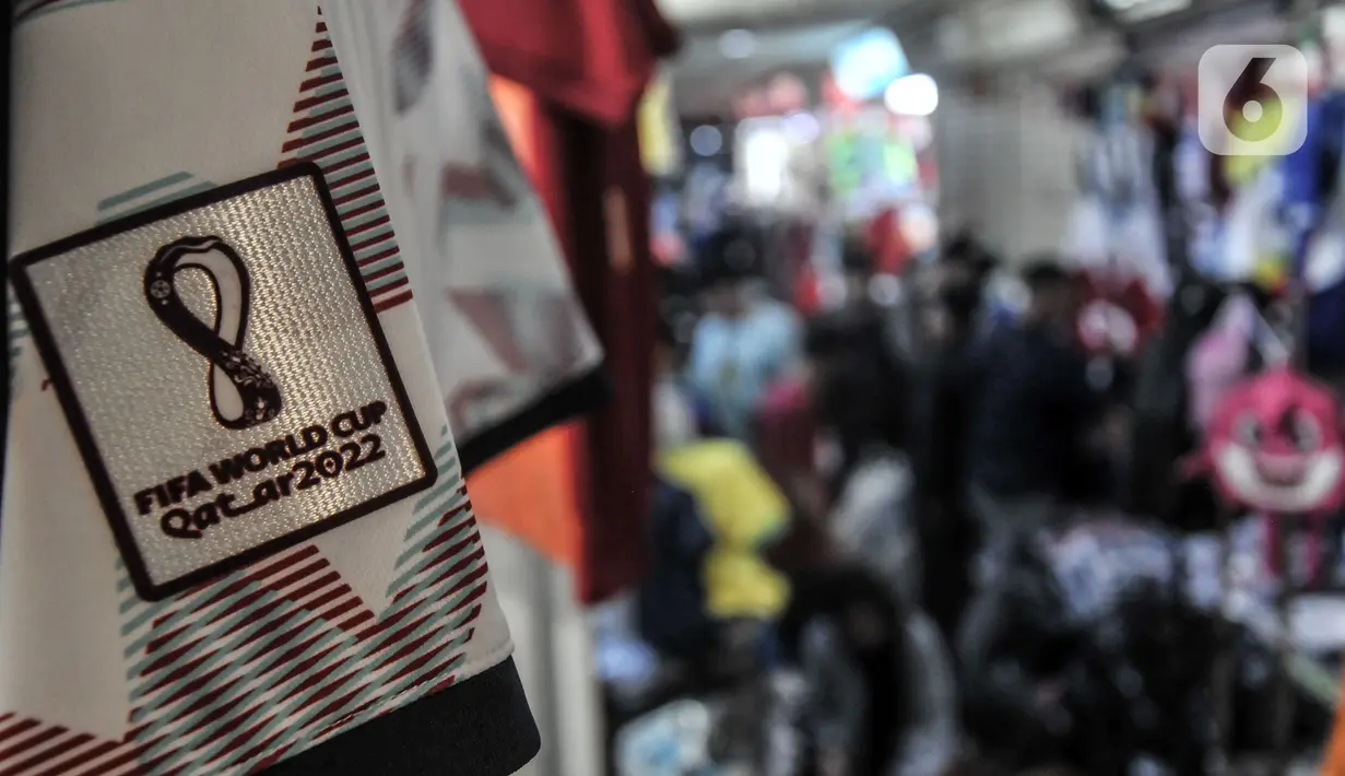 Jersey sepak bola bertema Piala Dunia 2022 dijual di salah satu kios Blok B Pasar Tanah Abang, Jakarta Pusat, Kamis (8/12/2022). Perhelatan Piala Dunia 2022 membawa berkah tersendiri bagi jasa sablon jersey sepak bola di Pasar Tanah Abang yang diakui mengalami peningkatan pesanan hingga 80 persen dibandingkan bulan sebelumnya. (merdeka.com/Iqbal S. Nugroho)