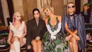 <p>Paris Hilton, Demi Lovato, dan Ice Spice di FROW fashion show Vivienne Westwood. Mereka pun tampil dengan gaya masing-masing sesuai karakter. [@parishilton]</p>