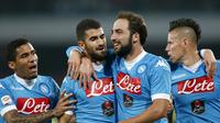 SELEBRASI - Higuain (kanan) melakukan selebrasi usai mencetak gol ke gawang Lazio. (REUTERS/Ciro De Luca)