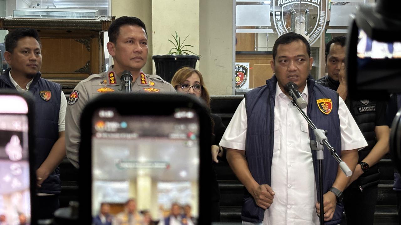 Direktur Reserse Kriminal Umum Polda Metro Jaya Kombes Pol Iman Imannuddin (kanan) di Polda Metro Jaya.