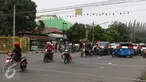 Pemotor menerobos palang pintu perlintasan kereta di kawasan Kemayoran, Jakarta, Kamis (6/10). Selain membahayakan keselamatan, buruknya perilaku pemotor tersebut juga menjadi salah satu penyebab kemacetan. (Liputan6.com/Immanuel Antonius)