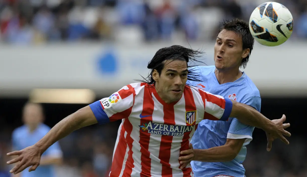 Radamel Falcao. Striker Kolombia berusia 36 tahun yang kini menjalani musim kedua bersama Rayo Vallecano ini tercatat pernah membela Atletico Madrid selama 2 musim pada 2011/2012 hingga 2012/2013. Dalam dua musim tersebut ia mampu mencetak 70 gol dan 9 assist dari total 91 laga di semua ajang bersama Atletico Madrid. (AFP/Miguel Riopa)