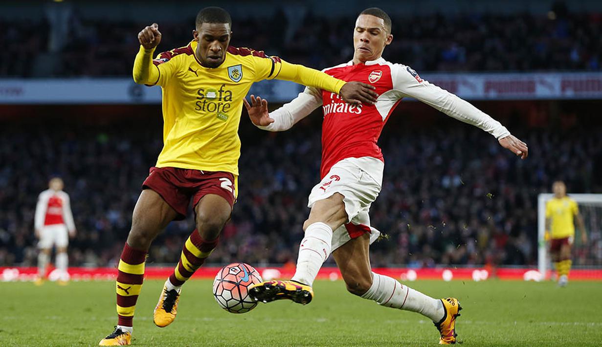 Pemain Arsenal, Kieran Gibbs, menghadang pergerakan pemain Burnley, Tendayi Darikwa. Pada laga itu The Gunners menguasai jalannya pertandingan dengan penguasaan bola 63 persen. (Reuters/John Sibley)