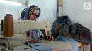 Perajin Risma Eljundi menyelesaikan pembuatan tas dari bahan celana jeans bekas di Legok, Tangerang, Banten, Senin (11/11/2019). Tas berbahan jeans dijual dengan harga Rp 150 ribu hingga Rp 250 ribu. (merdeka.com/Arie Basuki)