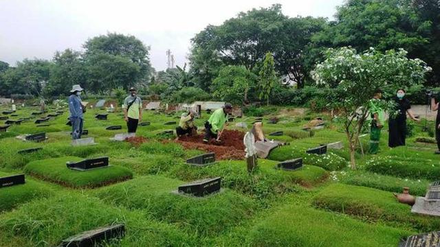 7 Potret Suasana Lokasi Pemakaman Rina Gunawan, Satu Makam dengan Sang Ayah