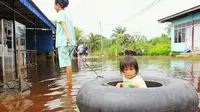 Meski curah hujan tak signifikan, banjir rob di Pekanbaru diperkirakan bakal bertahan hingga dua pekan ke depan. (Liputan6.com/M Syukur)