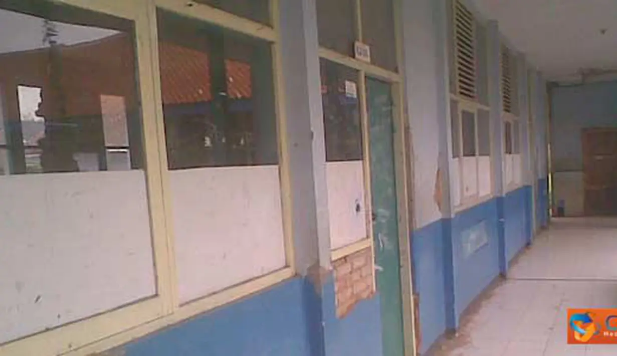 Citizen6, Bandung: SMP Negeri 1 Kertasari, Kabupaten Bandung, rusak parah akibat gempa bumi. Hingga saat ini sekolah tersebut belum di renovasi. (Pengirim: Sany Bahtiar)