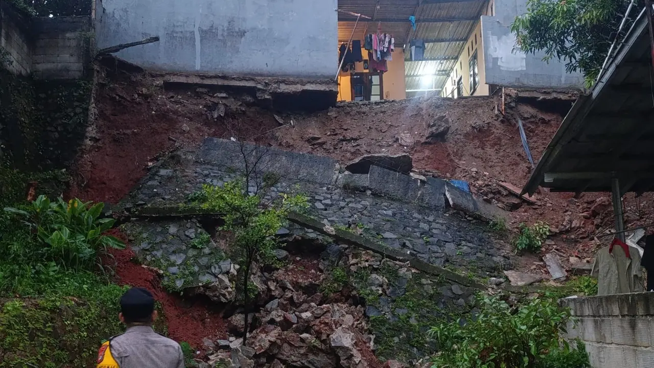 Dinding turap di Perumahan Puri Pamulang, Jalan Matahari 5 Blok H3, Kelurahan Bambu Apus, Kecamatan Pamulang, Kota Tangerang Selatan (Tangsel), longsor dengan kedalaman sekitar 5 hingga 10 meter.