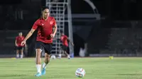 Kapten Timnas Indonesia U-23, Rizky Ridho, saat mengikuti sesi latihan terakhir di Stadion Sriwedari, Solo, Senin (11/9/2023), jelang pertandingan kontra Turkmenistan di babak penentuan Grup K Kualifikasi Piala Asia U-23 2024. (Bola.com/Radifa Arsa)