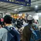 Situasi Stasiun Tebet, Jakarta Selatan saat jam pulang kerja pada Senin (5/7/2021). (Liputan6.com/ Yopi Makdori)