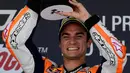 Pembalap Repsol Honda, Dani Pedrosa memegang trofi saat merayakan kemenangannya (kanan) pada balapan MotoGP Spanyol di Sirkuit Jerez, Minggu (7/5). Pedrosa finish terdepan dengan catatan waktu 45 menit 26,827 detik. (PIERRE-PHILIPPE MARCOU / AFP)
