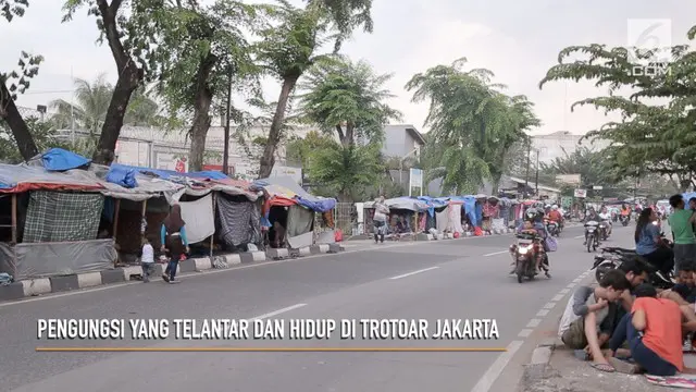 Para pengungsi dari negara konflik Afrika dan Asia mencoba bertahan hidup  di trotoar Indonesia.
