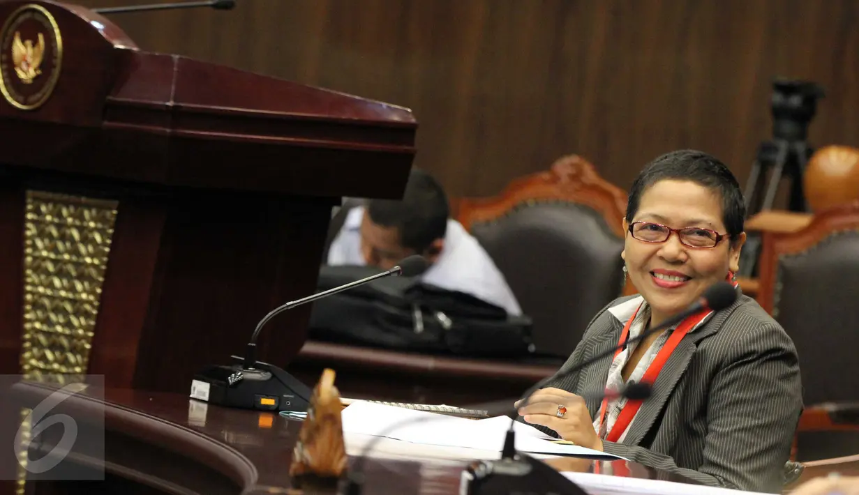 Siti Nurlaila, Wakil Ketua Komnas HAM saat menghadiri sidang uji materi UU No 26 Tahun 2000 tentang Pengadilan HAM di Gedung Mahkamah Konstitusi, Jakarta, Selasa (8/9). Permohonan uji materi ini diajukan keluarga korban 1998. (Liputan6.com/Helmi Afandi)