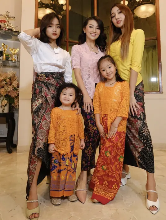 <p>Sedangkan kedua anak Sarwendah tampil dengan kebaya warna orange, dipadukan kain batik warna cerah. @sarwendah29</p>