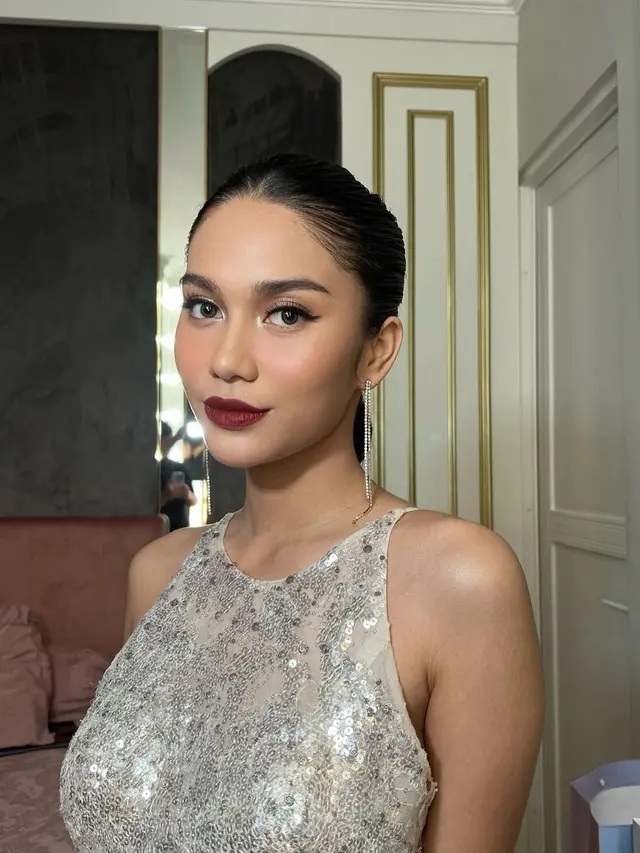 6 Pesona Glamor Azizah Salsha Kenakan Gaun Sequin Tanpa Lengan di Pesta Ulang Tahun ke-40 MUA Marlene Hariman