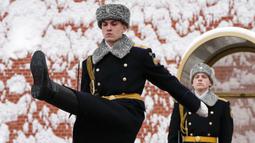 Prajurit bergantian menjaga Makam Prajurit Tak Dikenal setelah hujan salju di Tembok Kremlin, Moskow, Rusia, 7 Februari 2022. (AP Photo/Alexander Zemlianichenko)