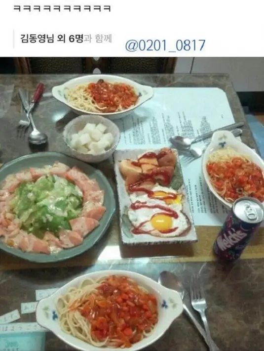 Ternyata Doyoung merupakan sosok teman yang baik dan kerap mengundang para sahabatnya ke rumah untuk makan. Bahkan ia masak sendiri untuk sahabat-sahabatnya itu. (Foto: allkpop.com)