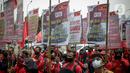 Massa buruh menggelar unjuk rasa di depan Kompleks Gedung DPR/MPR, Jakarta, Selasa (17/11/2020). Buruh kembali menggelar aksi lanjutan menuntut pemerintah dan DPR untuk mencabut Omnibus Law Undang-Undang Cipta Kerja. (Liputan6.com/Faizal Fanani)