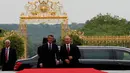 Presiden Prancis Emmanuel Macron dan Presiden Rusia, Vladimir Putin berjalan masuk ke Istana Versailles, dekat Paris, Senin (29/5). Macron bertemu tatap muka untuk pertama kalinya dengan Vladimir Putin. (AP Photo/Francois Mori, pool)