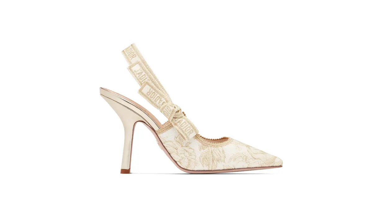 Heels J'Adior yang ikonis ditampilkan dalam versi sulaman dari motif Jardin d'Hiver dalam nuansa putih dan emas [dior]