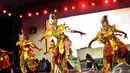 Seniman asal Indonesia memperlihatkan tari dengan kostum wayang di Jakarta Internasional Performing Art (Jakipa 2014) Jakarta, Minggu (7/12/2014). (Liputan6.com/Faisal R Syam)